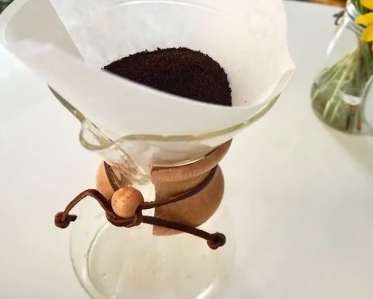 Chemex met gemalen koffie en filter