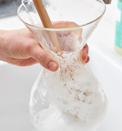 Chemex schrobben met zeep en spons