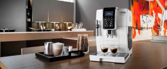 Delonghi koffiezetapparaat met espresso, cappuccino op aanrecht