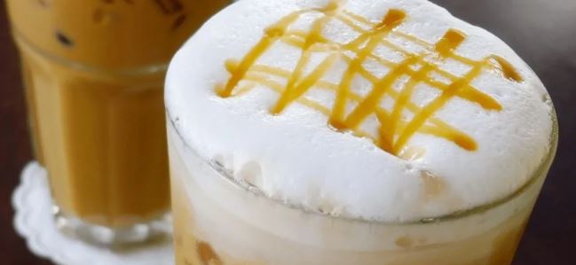 iced latte met koud schuim en karamel siroop