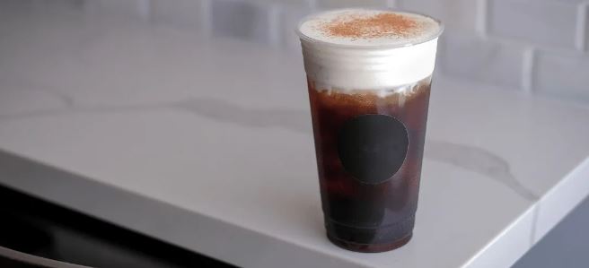 ijskoffie met koud schuim in een plastic beker