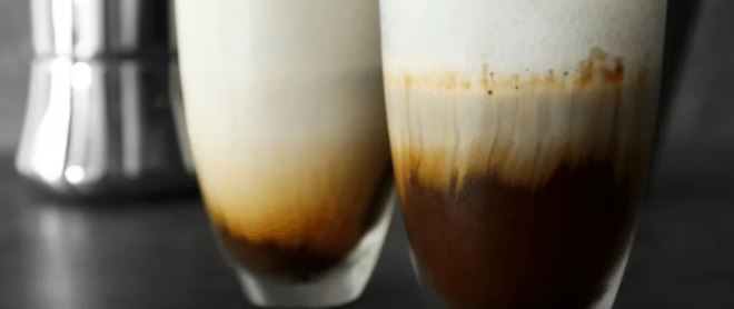 ijskoffie met koud melkschuim in glazen