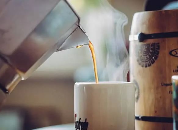 koffie ingieten met een moka pot