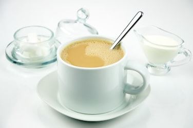 kop koffie met suiker en melk